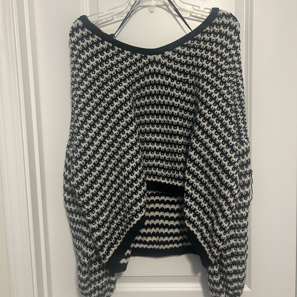 Vestique Black and White Crew Neck Sweater with Chevron Pattern